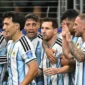 Lionel Messi (tengah) merayakan gol dengan rekan satu timnya dalam pertandingan sepak bola Grup J Piala Dunia 2026 Argentina vs Austria di Stadion Dallas di Arlington pada 22 Juni 2026. (Foto oleh Paul ELLIS / AFP)(AFP/PAUL ELLIS)