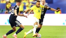 Neymar dikawal ketat Kenny McLean, dan Lewis Ferguson, dalam pertandingan Grup C Piala Dunia 2026 antara Skotlandia dan Brasil di Stadion Miami, Miami Gardens, pada 24 Juni 2026.(AFP/PATRICIA DE MELO MOREIRA)
