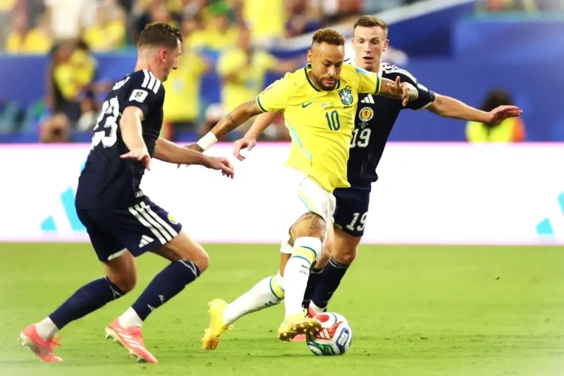 Neymar dikawal ketat Kenny McLean, dan Lewis Ferguson, dalam pertandingan Grup C Piala Dunia 2026 antara Skotlandia dan Brasil di Stadion Miami, Miami Gardens, pada 24 Juni 2026.(AFP/PATRICIA DE MELO MOREIRA)