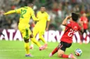 Penyerang Afrika Selatan bernomor punggung 12, Thapelo Maseko, melepaskan tembakan untuk mencetak gol pertama timnya saat dijaga oleh bek Korea Selatan bernomor punggung 23, Jens Castrop, dalam pertandingan sepak bola Grup A Piala Dunia 2026 antara Afrika Selatan dan Korea Selatan di Stadion Monterrey, Guadalupe, Meksiko, Kamis (25/6/2026) pagi WIB. (YURI CORTEZ/AFP)