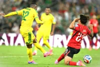 Penyerang Afrika Selatan bernomor punggung 12, Thapelo Maseko, melepaskan tembakan untuk mencetak gol pertama timnya saat dijaga oleh bek Korea Selatan bernomor punggung 23, Jens Castrop, dalam pertandingan sepak bola Grup A Piala Dunia 2026 antara Afrika Selatan dan Korea Selatan di Stadion Monterrey, Guadalupe, Meksiko, Kamis (25/6/2026) pagi WIB. (YURI CORTEZ/AFP)
