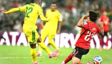 Penyerang Afrika Selatan bernomor punggung 12, Thapelo Maseko, melepaskan tembakan untuk mencetak gol pertama timnya saat dijaga oleh bek Korea Selatan bernomor punggung 23, Jens Castrop, dalam pertandingan sepak bola Grup A Piala Dunia 2026 antara Afrika Selatan dan Korea Selatan di Stadion Monterrey, Guadalupe, Meksiko, Kamis (25/6/2026) pagi WIB. (YURI CORTEZ/AFP)
