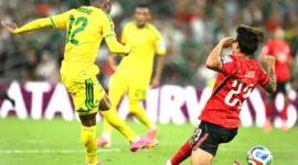 Penyerang Afrika Selatan bernomor punggung 12, Thapelo Maseko, melepaskan tembakan untuk mencetak gol pertama timnya saat dijaga oleh bek Korea Selatan bernomor punggung 23, Jens Castrop, dalam pertandingan sepak bola Grup A Piala Dunia 2026 antara Afrika Selatan dan Korea Selatan di Stadion Monterrey, Guadalupe, Meksiko, Kamis (25/6/2026) pagi WIB. (YURI CORTEZ/AFP)