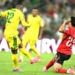 Penyerang Afrika Selatan bernomor punggung 12, Thapelo Maseko, melepaskan tembakan untuk mencetak gol pertama timnya saat dijaga oleh bek Korea Selatan bernomor punggung 23, Jens Castrop, dalam pertandingan sepak bola Grup A Piala Dunia 2026 antara Afrika Selatan dan Korea Selatan di Stadion Monterrey, Guadalupe, Meksiko, Kamis (25/6/2026) pagi WIB. (YURI CORTEZ/AFP)