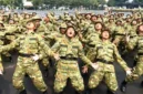 Sejumlah peserta program Sarjana Penggerak Pembangunan Indonesia (SPPI) meneriakkan yel-yel saat mengikuti Pelatihan Dasar Kemiliteran (Latsarmil) calon manajer Koperasi Desa Merah Putih (KDMP) di Brigif 1 Marinir Cilandak, Jakarta, Kamis (25/6/2026). Sebanyak 674 peserta mengikuti latsarmil untuk membangun karakter integritas, loyalitas, kedisiplinan, kekompakan, dan empati yang dibutuhkan dalam menjalankan tugas sebagai manajer KDMP. (ANTARA FOTO)