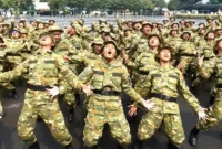 Sejumlah peserta program Sarjana Penggerak Pembangunan Indonesia (SPPI) meneriakkan yel-yel saat mengikuti Pelatihan Dasar Kemiliteran (Latsarmil) calon manajer Koperasi Desa Merah Putih (KDMP) di Brigif 1 Marinir Cilandak, Jakarta, Kamis (25/6/2026). Sebanyak 674 peserta mengikuti latsarmil untuk membangun karakter integritas, loyalitas, kedisiplinan, kekompakan, dan empati yang dibutuhkan dalam menjalankan tugas sebagai manajer KDMP. (ANTARA FOTO)