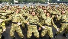 Sejumlah peserta program Sarjana Penggerak Pembangunan Indonesia (SPPI) meneriakkan yel-yel saat mengikuti Pelatihan Dasar Kemiliteran (Latsarmil) calon manajer Koperasi Desa Merah Putih (KDMP) di Brigif 1 Marinir Cilandak, Jakarta, Kamis (25/6/2026). Sebanyak 674 peserta mengikuti latsarmil untuk membangun karakter integritas, loyalitas, kedisiplinan, kekompakan, dan empati yang dibutuhkan dalam menjalankan tugas sebagai manajer KDMP. (ANTARA FOTO)