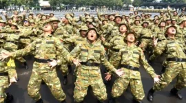 Sejumlah peserta program Sarjana Penggerak Pembangunan Indonesia (SPPI) meneriakkan yel-yel saat mengikuti Pelatihan Dasar Kemiliteran (Latsarmil) calon manajer Koperasi Desa Merah Putih (KDMP) di Brigif 1 Marinir Cilandak, Jakarta, Kamis (25/6/2026). Sebanyak 674 peserta mengikuti latsarmil untuk membangun karakter integritas, loyalitas, kedisiplinan, kekompakan, dan empati yang dibutuhkan dalam menjalankan tugas sebagai manajer KDMP. (ANTARA FOTO)