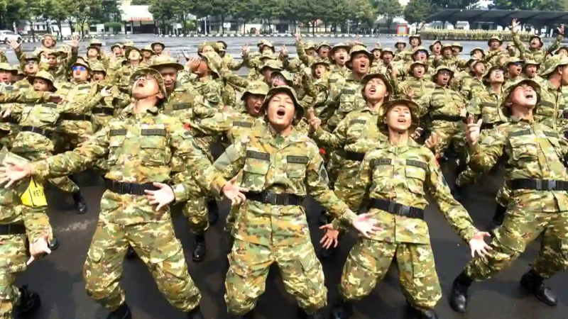 Sejumlah peserta program Sarjana Penggerak Pembangunan Indonesia (SPPI) meneriakkan yel-yel saat mengikuti Pelatihan Dasar Kemiliteran (Latsarmil) calon manajer Koperasi Desa Merah Putih (KDMP) di Brigif 1 Marinir Cilandak, Jakarta, Kamis (25/6/2026). Sebanyak 674 peserta mengikuti latsarmil untuk membangun karakter integritas, loyalitas, kedisiplinan, kekompakan, dan empati yang dibutuhkan dalam menjalankan tugas sebagai manajer KDMP. (ANTARA FOTO)