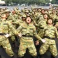 Sejumlah peserta program Sarjana Penggerak Pembangunan Indonesia (SPPI) meneriakkan yel-yel saat mengikuti Pelatihan Dasar Kemiliteran (Latsarmil) calon manajer Koperasi Desa Merah Putih (KDMP) di Brigif 1 Marinir Cilandak, Jakarta, Kamis (25/6/2026). Sebanyak 674 peserta mengikuti latsarmil untuk membangun karakter integritas, loyalitas, kedisiplinan, kekompakan, dan empati yang dibutuhkan dalam menjalankan tugas sebagai manajer KDMP. (ANTARA FOTO)