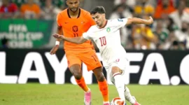Cody Gakpo, dan Brahim Diaz, berebut bola dalam pertandingan sepak bola babak 32 besar Piala Dunia 2026 antara Belanda dan Maroko di Stadion Monterrey, Guadalupe, pada 29 Juni 2026.(AFP/ALFREDO ESTRELLA)