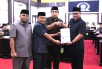 Wako Alfin Serahkan Raperda APBD 2025 ke DPRD.