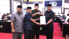 Wako Alfin Serahkan Raperda APBD 2025 ke DPRD.