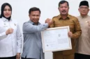 Bupati Kerinci Monadi Menerima Sertifikat Indikasi Geografis Beras Payo Kerinci.
