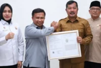 Bupati Kerinci Monadi Menerima Sertifikat Indikasi Geografis Beras Payo Kerinci.