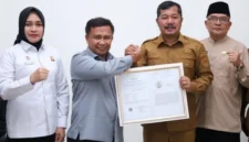 Bupati Kerinci Monadi Menerima Sertifikat Indikasi Geografis Beras Payo Kerinci.