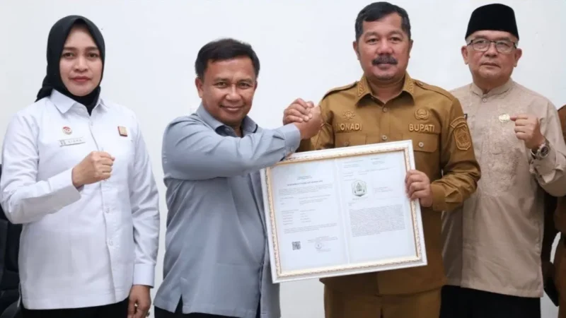 Bupati Kerinci Monadi Menerima Sertifikat Indikasi Geografis Beras Payo Kerinci.