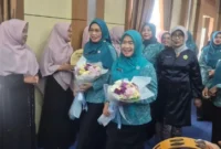 Ketua TP PKK Provinsi Jambi, Hj. Hesnidar Haris, S.E., dan Ketua TP PKK Kota Sungai Penuh, Sri Kartini Alfin, S.Kep., Ns., pada kegiatan Gerakan Jambi Bersholawat.