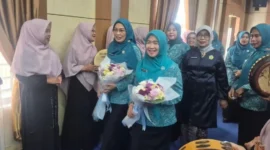 Ketua TP PKK Provinsi Jambi, Hj. Hesnidar Haris, S.E., dan Ketua TP PKK Kota Sungai Penuh, Sri Kartini Alfin, S.Kep., Ns., pada kegiatan Gerakan Jambi Bersholawat.