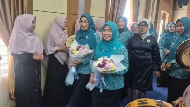 Ketua TP PKK Provinsi Jambi, Hj. Hesnidar Haris, S.E., dan Ketua TP PKK Kota Sungai Penuh, Sri Kartini Alfin, S.Kep., Ns., pada kegiatan Gerakan Jambi Bersholawat.