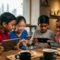 Ilustrasi anak-anak sedang bermain gadget. Gemini