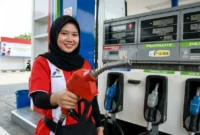 Ilsutrasi Petugas sedang Melakukan pengisian BBM di SPBU Pertamina.