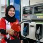 Ilsutrasi Petugas sedang Melakukan pengisian BBM di SPBU Pertamina.