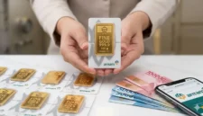 Pedagang Memperlihatkan Emas Batangan Produksi PT Aneka Tambang (Antam).