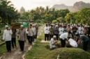 Ilustrasi - Menyalatkan dan Mengantar Jenazah ke Kubur.