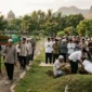 Ilustrasi - Menyalatkan dan Mengantar Jenazah ke Kubur.
