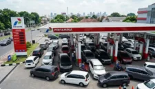 Ilustrasi - Antrian BBM di SPBU. Update Harga BBM Pertamina Hari Ini 9 Juni 2026 Seluruh Indonesia.