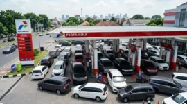 Ilustrasi - Antrian BBM di SPBU. Update Harga BBM Pertamina Hari Ini 9 Juni 2026 Seluruh Indonesia.