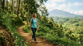 Ilustrasi Jalan Kaki atau Hiking. Gemini