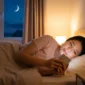 Ilustrasi - Main HP Sebelum Tidur.