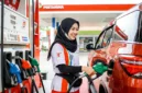 Petugas SPBU Sedang melakukan Pengisian BBM ke Mobil.