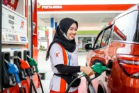 Petugas SPBU Sedang melakukan Pengisian BBM ke Mobil.