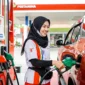 Petugas SPBU Sedang melakukan Pengisian BBM ke Mobil.
