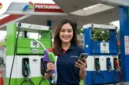 Ilustrasi Petugas di SPBU Pertamina. Pertamina Sesuaikan Harga Pertamax per 10 Juni 2026.