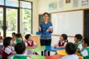 Ilustrasi - Guru Sedang Mengajar di Sekolah.