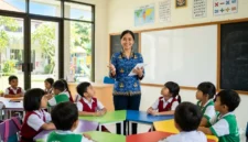 Ilustrasi - Guru Sedang Mengajar di Sekolah.