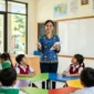 Ilustrasi - Guru Sedang Mengajar di Sekolah.