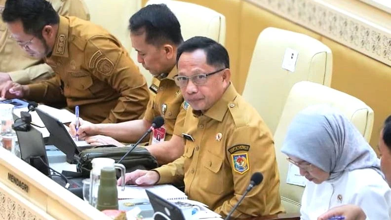 Menteri Dalam Negeri (Mendagri) Muhammad Tito Karnavian dalam Rapat Dengar Pendapat (RDP) dengan Komisi II DPR RI terkait permasalahan pegawai pemerintah dengan perjanjian kerja (PPPK) dan honorer di Ruang Rapat Komisi II DPR RI, Jakarta, Senin (8/6/2026). (Dok. Diskominfo Prov. Jambi)