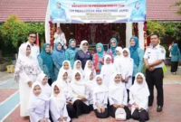 Ketua Tim Penggerak PKK Provinsi Jambi Hj. Hesnidar Haris SE (Hesti Haris) didampingi Ketua TP PKK Kota Sungai Penuh Sri Kartini Alfin, S.Kep., Ns., meninjau pelaksanaan 10 Program Pokok PKK di Desa Pondok Agung.
