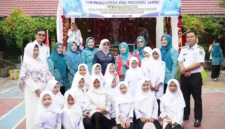 Ketua Tim Penggerak PKK Provinsi Jambi Hj. Hesnidar Haris SE (Hesti Haris) didampingi Ketua TP PKK Kota Sungai Penuh Sri Kartini Alfin, S.Kep., Ns., meninjau pelaksanaan 10 Program Pokok PKK di Desa Pondok Agung.