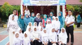 Ketua Tim Penggerak PKK Provinsi Jambi Hj. Hesnidar Haris SE (Hesti Haris) didampingi Ketua TP PKK Kota Sungai Penuh Sri Kartini Alfin, S.Kep., Ns., meninjau pelaksanaan 10 Program Pokok PKK di Desa Pondok Agung.