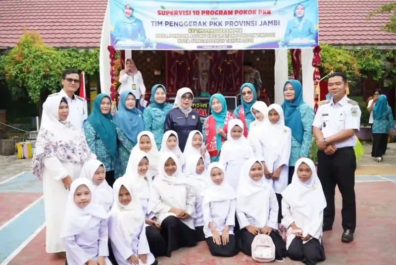 Ketua Tim Penggerak PKK Provinsi Jambi Hj. Hesnidar Haris SE (Hesti Haris) didampingi Ketua TP PKK Kota Sungai Penuh Sri Kartini Alfin, S.Kep., Ns., meninjau pelaksanaan 10 Program Pokok PKK di Desa Pondok Agung.