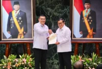 Wamen ATR/Waka BPN, Ossy Dermawan, Serahkan 499 Sertipikat ke Gubernur Pramono Anung.