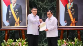 Wamen ATR/Waka BPN, Ossy Dermawan, Serahkan 499 Sertipikat ke Gubernur Pramono Anung.