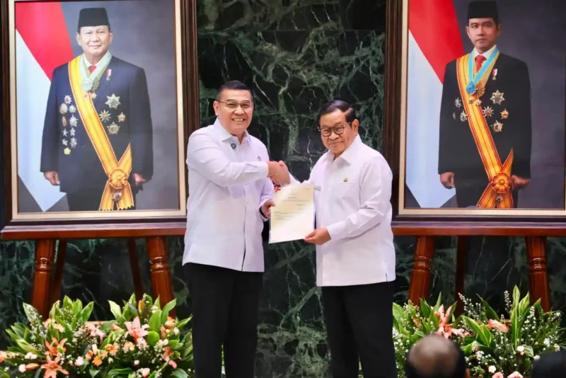 Wamen ATR/Waka BPN, Ossy Dermawan, Serahkan 499 Sertipikat ke Gubernur Pramono Anung.