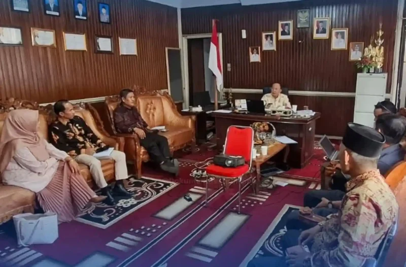 Plt. Kadis Pendidikan Kota Sungai Melakukan Rapat dengan Satuan Pendidikan.